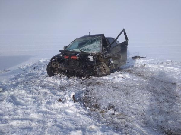 На Ставрополье легковушка влетела в колесо грузового автомобиля, пострадали три человека